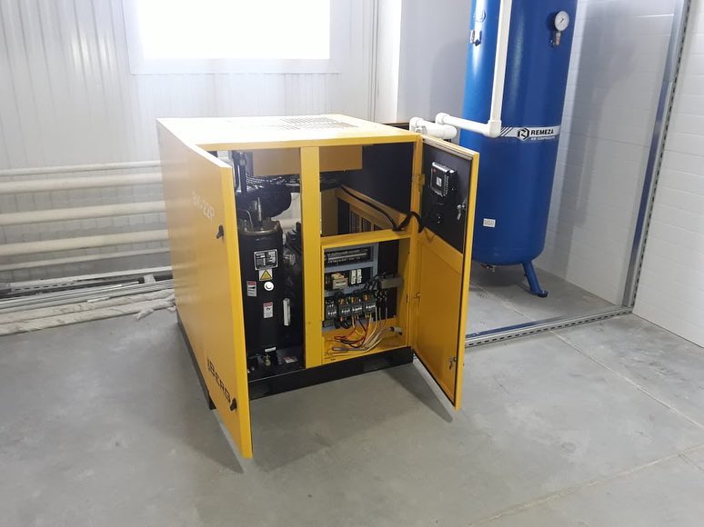 Поставка винтового компрессора Berg ВК22Р-8 с ресивером РВ500, монтаж пневмолинии и вентиляции