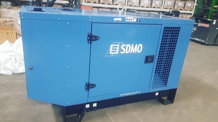Срочная доставка на строительный объект дизельного генератора sdmo j33k